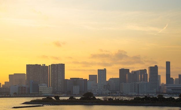 vista de la ciudad en el atardecer