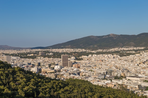 Foto vista de la ciudad de atenas con el monte licabeto, grecia