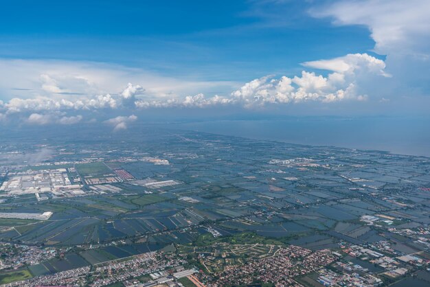 Foto una vista de la ciudad desde el avión.