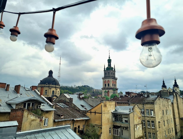 Una vista de la ciudad desde el balcón del apartamento.