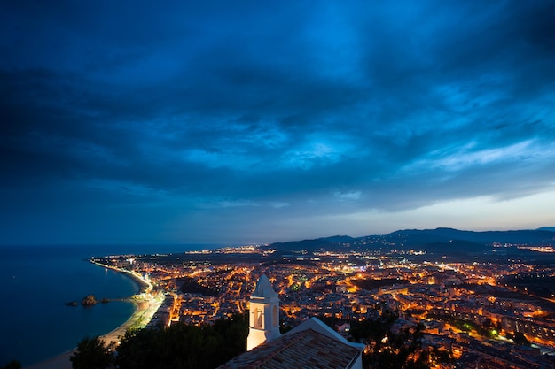 Vista de la ciudad balneario de Blanes desde lo alto del cerro.