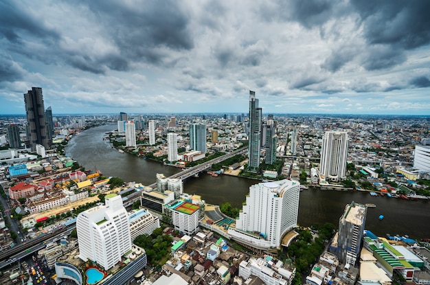 Vista de la ciudad de Bangkok con el río Chao Phraya, Tailandia