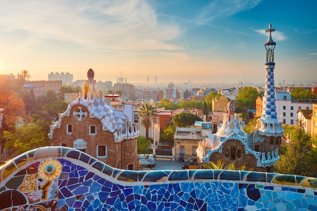 Foto vista de la ciudad de barcelona desde el parque güell vista del amanecer del colorido edificio de mosaicos en el parque güell