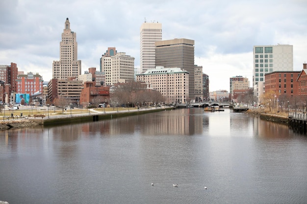 Una vista de la ciudad de boston desde el río.