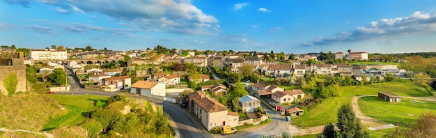 Vista de la ciudad de Bressuire desde el castillo - el departamento de Deux-Sevres de Francia