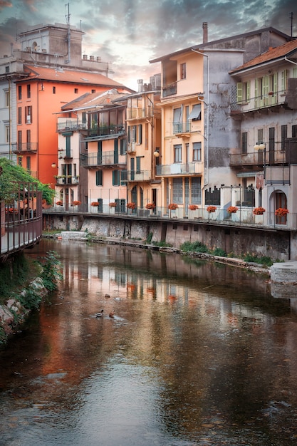 Foto vista de la ciudad por las calles de omegna.