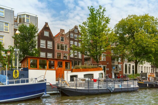 Vista de la ciudad del canal de Ámsterdam y casas típicas, barcos y bicicletas, Holanda, Países Bajos.