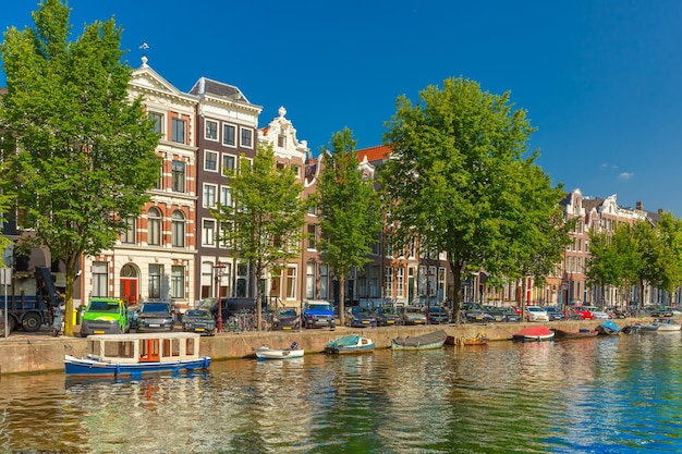 Vista de la ciudad de los canales de Ámsterdam y casas típicas, barcos y bicicletas, Holanda, Países Bajos.