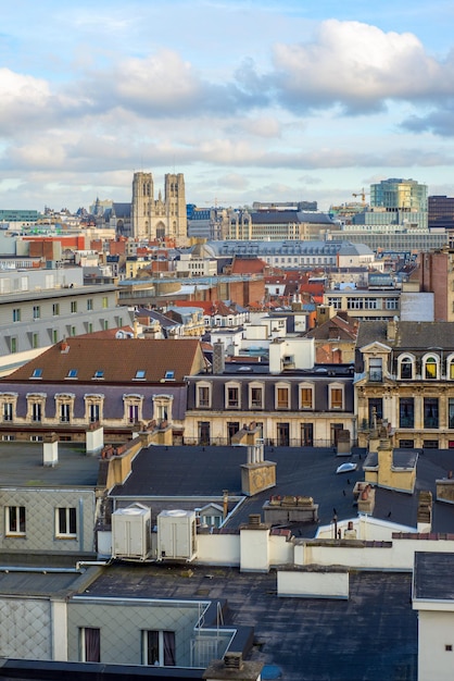 Vista de la ciudad y la catedral de st michel y gudule en Bruselas