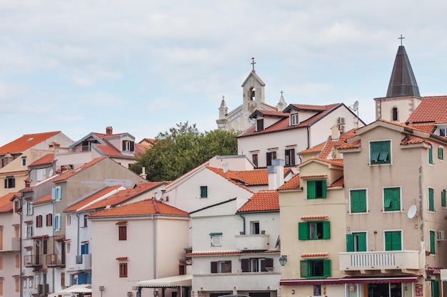 Vista de la ciudad de la ciudad tradicional del mar en Croacia con techos de tejas rojas y casas de luz