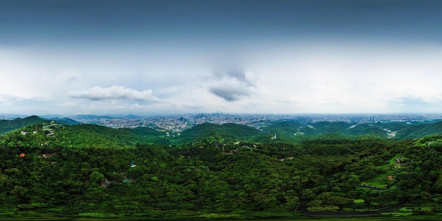 Una vista de la ciudad desde la colina.