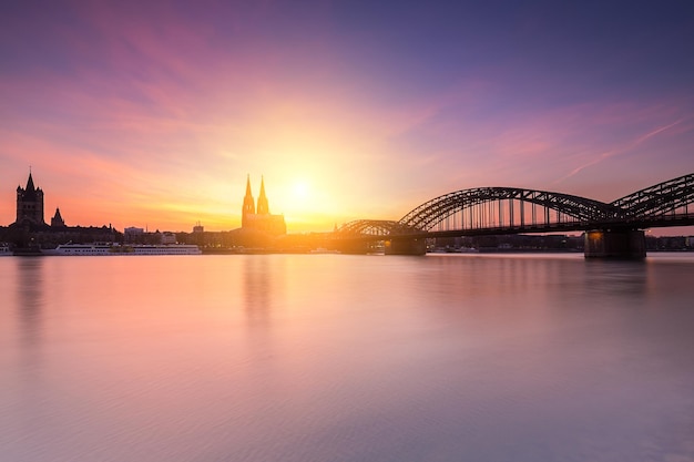 Una vista de la ciudad de Colonia con la catedral y Hohenzollern al atardecer en Alemania. Tomada afuera con una 5D mark III.