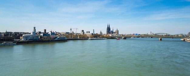 Una vista de la ciudad de colonia en el río rin en alemania en srping. Tomada afuera con una 5D mark III.