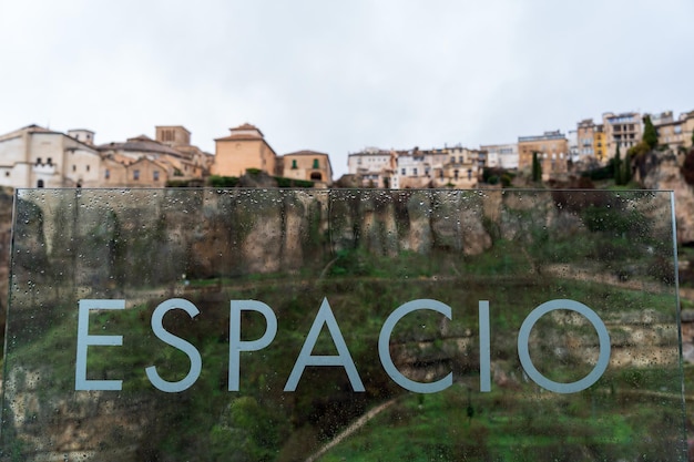 Vista de la ciudad de Cuenca España con un vaso que dice espacio