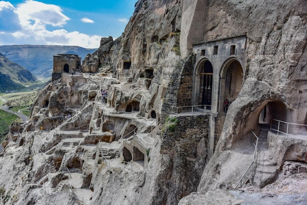 Vista de la ciudad cueva del monasterio de Vardzia Vardziacave en Georgia del Sur 30 de abril de 2019 Georgia