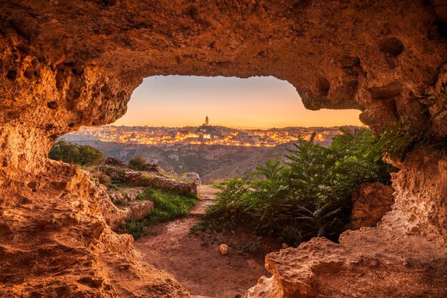 Foto una vista de una ciudad desde una cueva con una vista de la ciudad