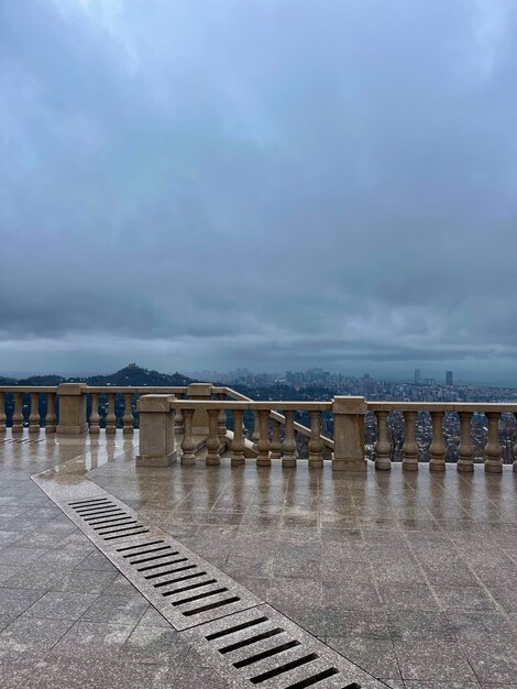 Foto vista de la ciudad en la distancia desde el pavimento de piedra