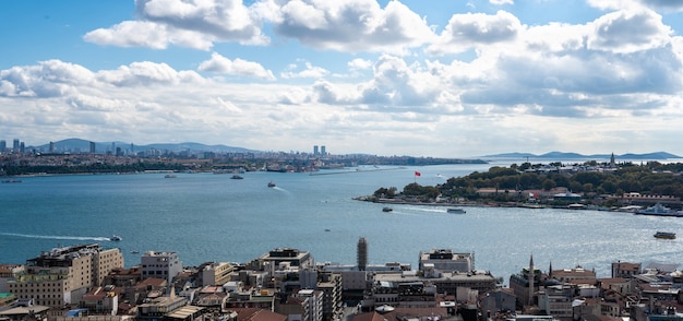 Vista de la ciudad de Estambul desde la torre de Galata en Turquía Golden Horn Bay de Estambul y vista sobre la mezquita