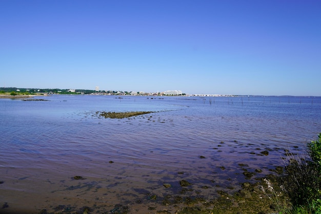 Vista de la ciudad francesa de la bahía de Arcachon bassin desde la costa atlántica de la teste de buch en Gironda, Francia