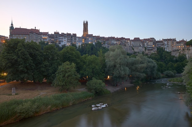 Vista de la ciudad de Friburgo al atardecer en Suiza