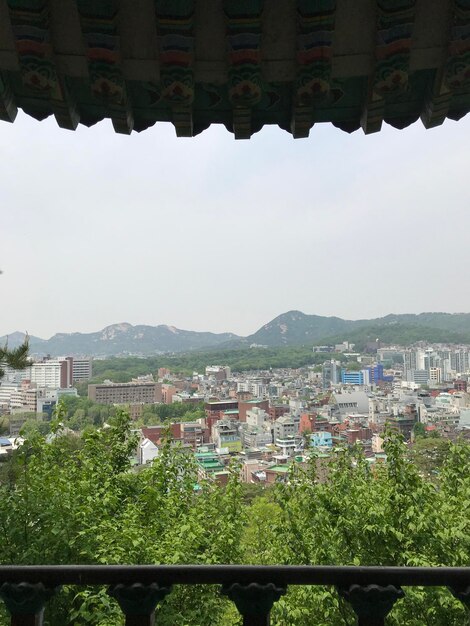 Foto vista de la ciudad desde el gazebo de naksan en el parque de naksan