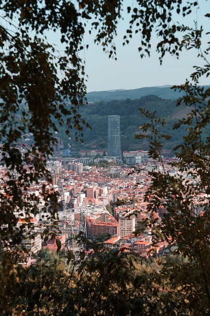 Una vista de la ciudad de girona desde la colina