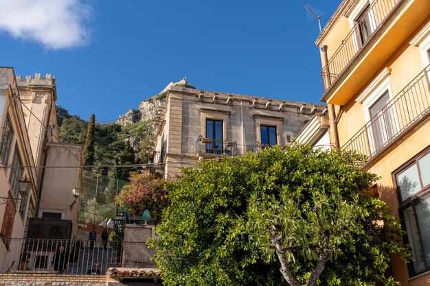 Una vista de una ciudad con un gran edificio en el medio