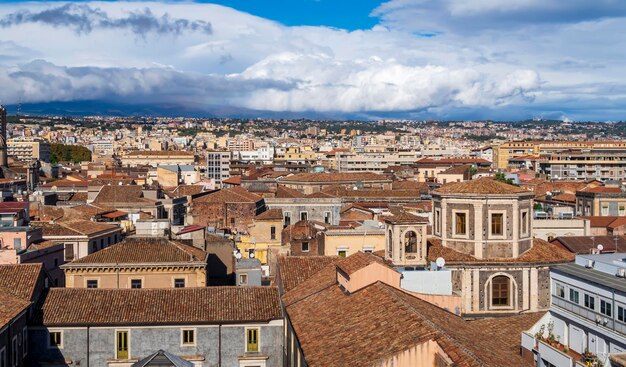 Vista de la ciudad histórica Catania Sicilia Italia tomada desde arriba de los techos de edificios históricos en el casco antiguo La ciudad es un popular destino turístico