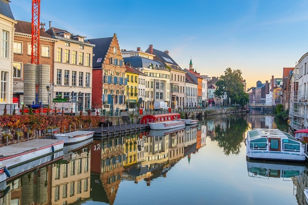 Vista de la ciudad histórica del paisaje urbano céntrico de Gante de Bélgica