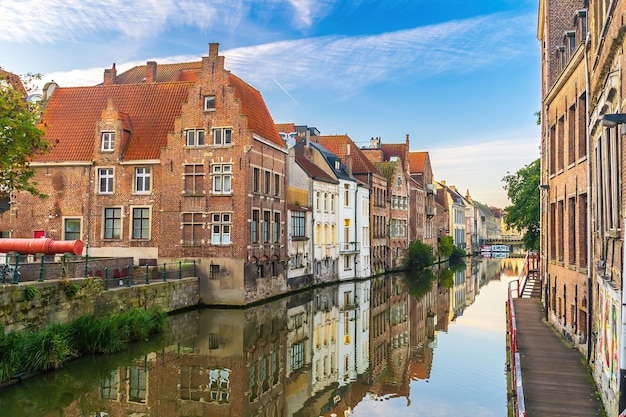 Vista de la ciudad histórica del paisaje urbano céntrico de Gante de Bélgica