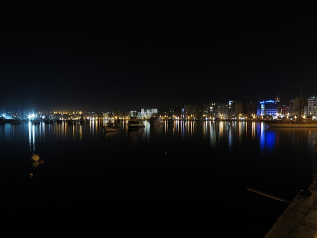 Vista de la ciudad iluminada por la noche