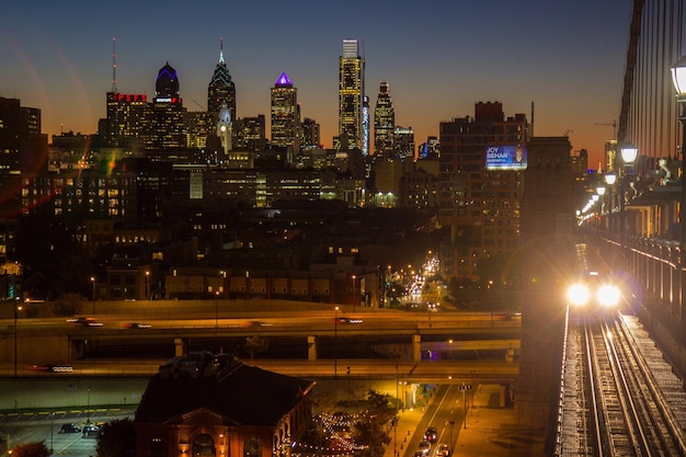 Foto vista de la ciudad iluminada por la noche