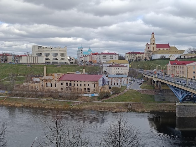 Una vista de la ciudad de kamchatka desde el río.