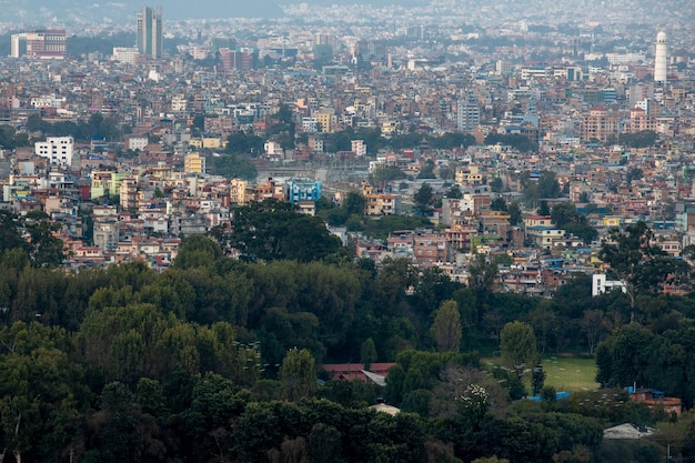 Una vista de la ciudad de Katmandú desde lo alto de una colina