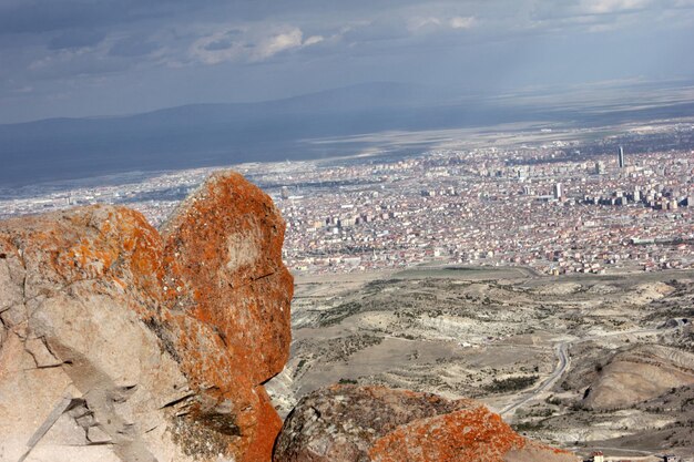 Vista de la ciudad de konya desde las colinas