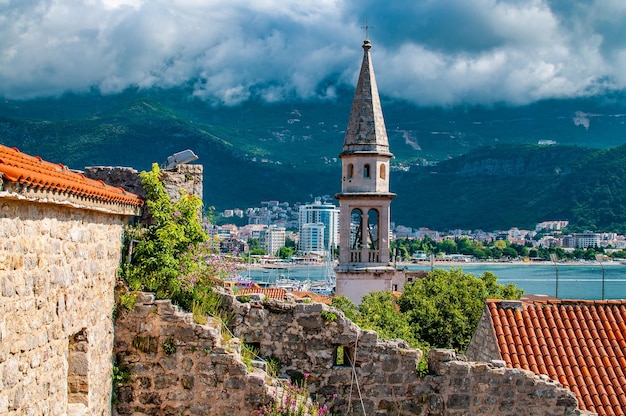 Una vista de la ciudad de kotor desde las murallas del castillo.