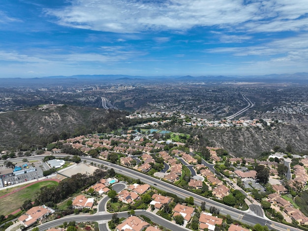 Una vista de la ciudad de laguna hills desde el aire