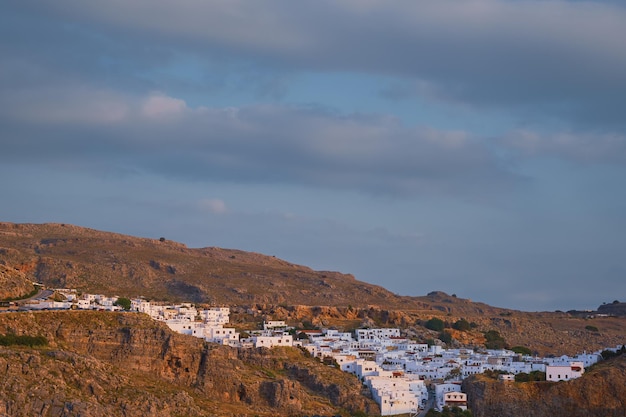 Vista de la ciudad de Lindos y las rocas en la madrugada la isla de Rodas es un destino famoso y conocido para vacaciones y viajes en las islas griegas del archipiélago del Dodecaneso