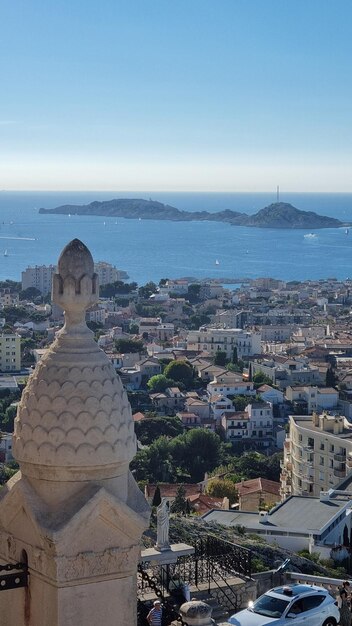 Una vista de una ciudad desde lo alto de una colina