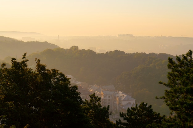 Vista de la ciudad desde lo alto de la mañana en la niebla