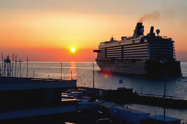 Vista de la ciudad de Luka Koper en la costa del Adriático. Crucero contra el cielo del atardecer. Viaje de verano, viaje.