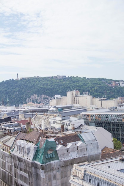 Una vista de la ciudad de lyon desde lo alto de la colina.