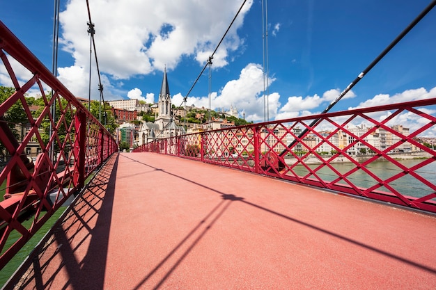 Foto vista de la ciudad de lyon desde la pasarela roja sobre el río saona