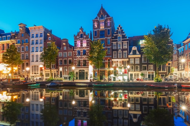 Vista de la ciudad por la mañana del canal Herengracht de Amsterdam