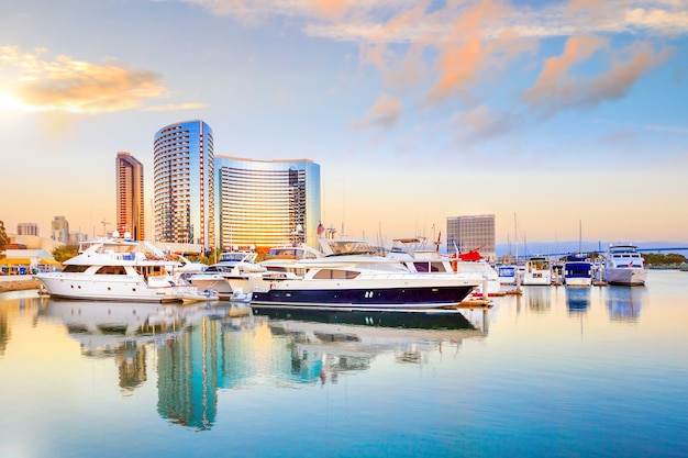 Vista de la ciudad con Marina Bay en San Diego, California, EE.
