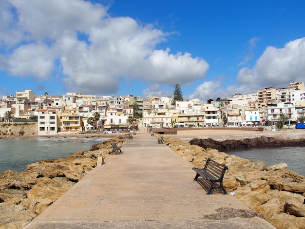 Foto vista de la ciudad de marinella desde el muelle de poniente sicilia italia