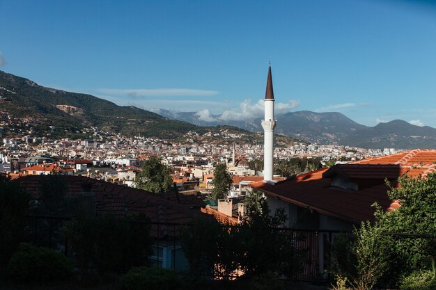 Vista de la ciudad y mezquita turca