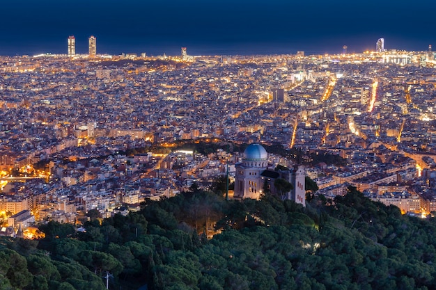 Vista de la ciudad desde la montaña por la noche.