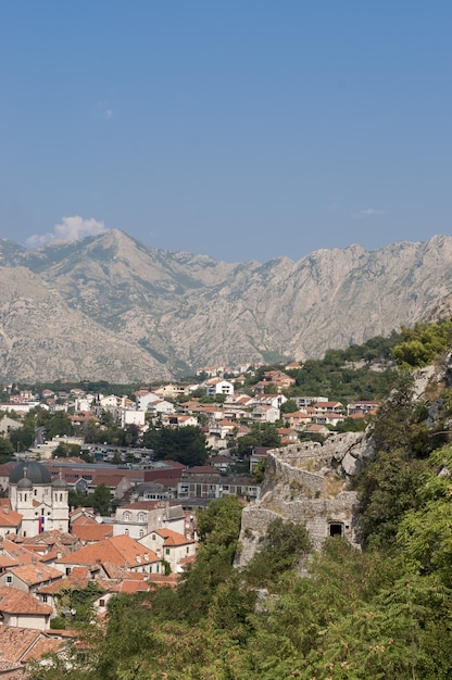 Vista de la ciudad de las montañas de Kotor Montenegro