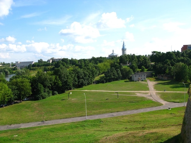 La vista de la ciudad de Narva Estonia